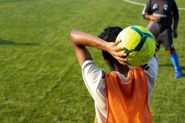 看看这小伙子昨天是怎么唱的阿根廷国歌，就在阿根廷队后面，太棒了（配图示意）